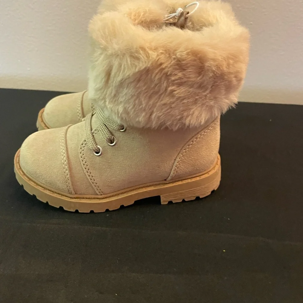 Old Navy Faux Fur Boots in Tan‎ toddler size 7
